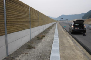 新東名高速道路 木製遮音壁